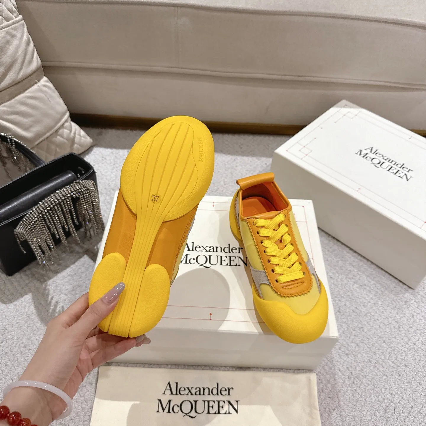 👟👟Ex-factory price 600👟👟 Men's size +10 2025 McQueen's new AIexanderMcQUEEN✅ The original quality has been certified! The original version is reproduced 1:1, and the latest lace-up casual shoes are released simultaneously. • McQueen logo • Round toe box • Lightweight segmented sole design, made of imported stretch breathable fabric + grained cowhide, soft inner lining and insole, comfortable for walking and not stuffy on the feet. Five colors: black/white·white·off-white·black/brown·yellow Fabric: grained cowhide + stretch fabric + cow suede Insole: imported sheepskin Women’s model: 35–40 (40 for women is not returnable) Men’s model: 39–45 (45 for men is not returnable)